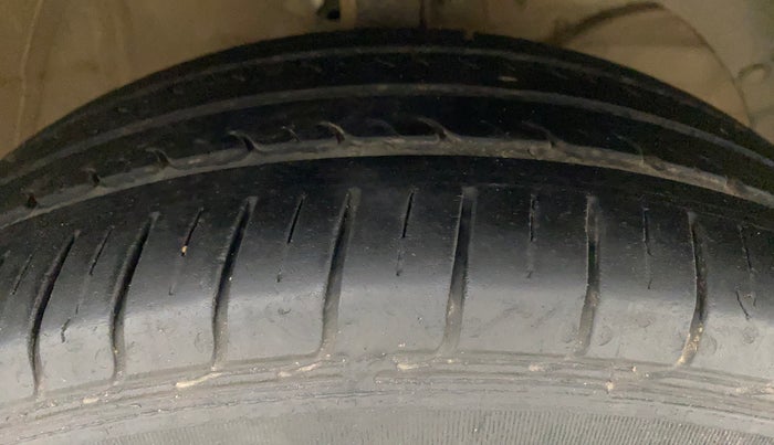 2019 Maruti Swift ZDI PLUS, Diesel, Manual, 86,877 km, Right Front Tyre Tread