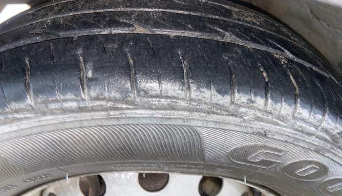 2016 Hyundai Eon ERA +, Petrol, Manual, 57,910 km, Left Front Tyre Tread