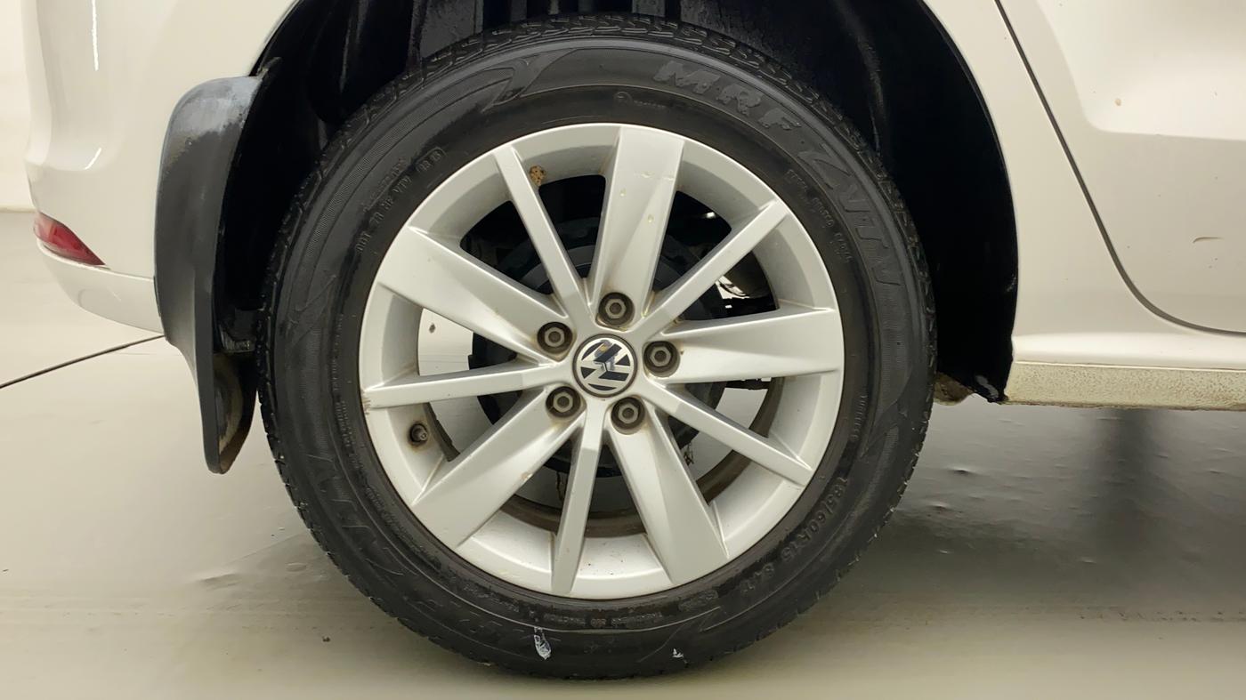 2015 Volkswagen Polo HIGHLINE1.2L, Petrol, Manual, 30,194 km, Right Rear Wheel