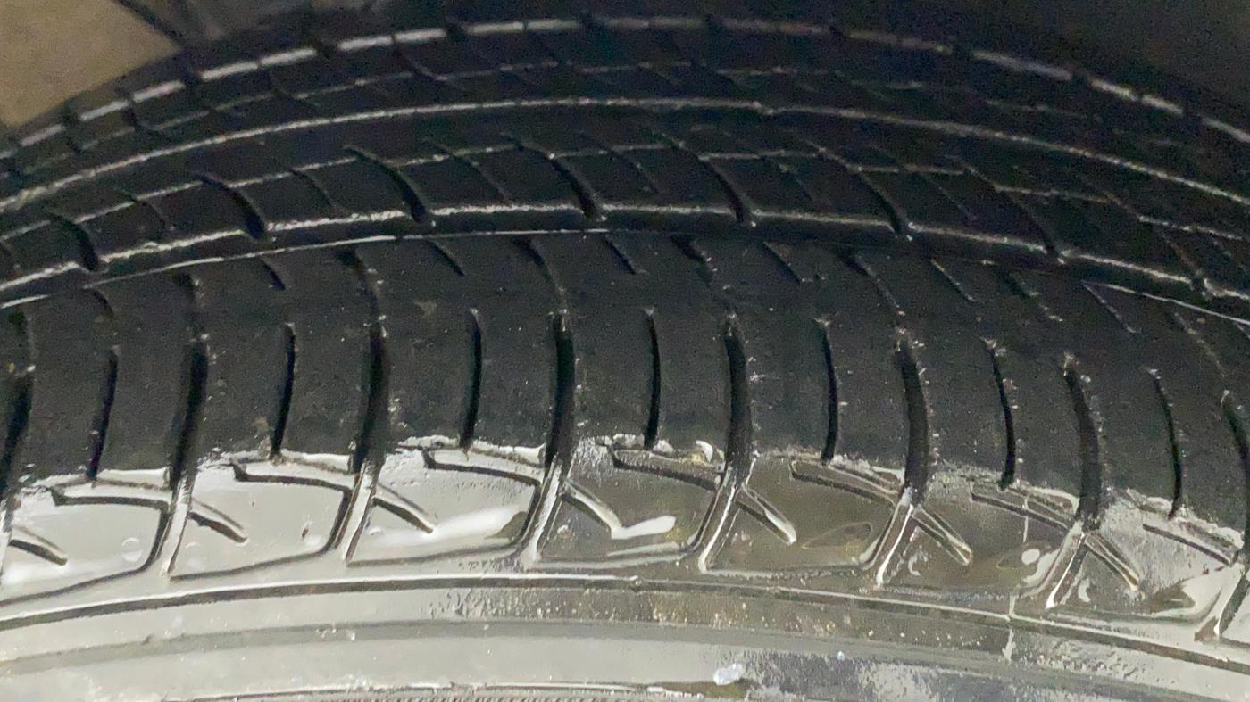 2015 Volkswagen Polo HIGHLINE1.2L, Petrol, Manual, 30,194 km, Right Front Tyre Tread
