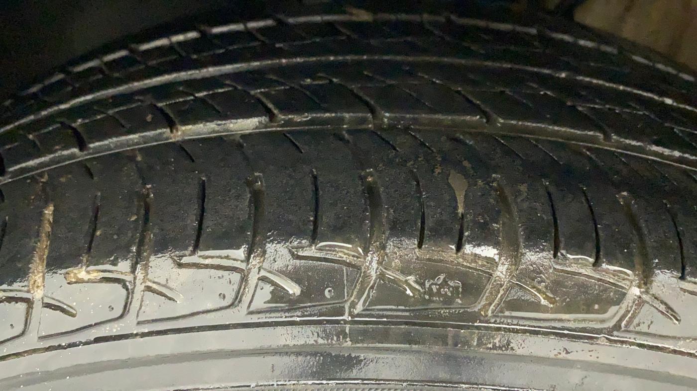 2015 Volkswagen Polo HIGHLINE1.2L, Petrol, Manual, 30,194 km, Left Front Tyre Tread