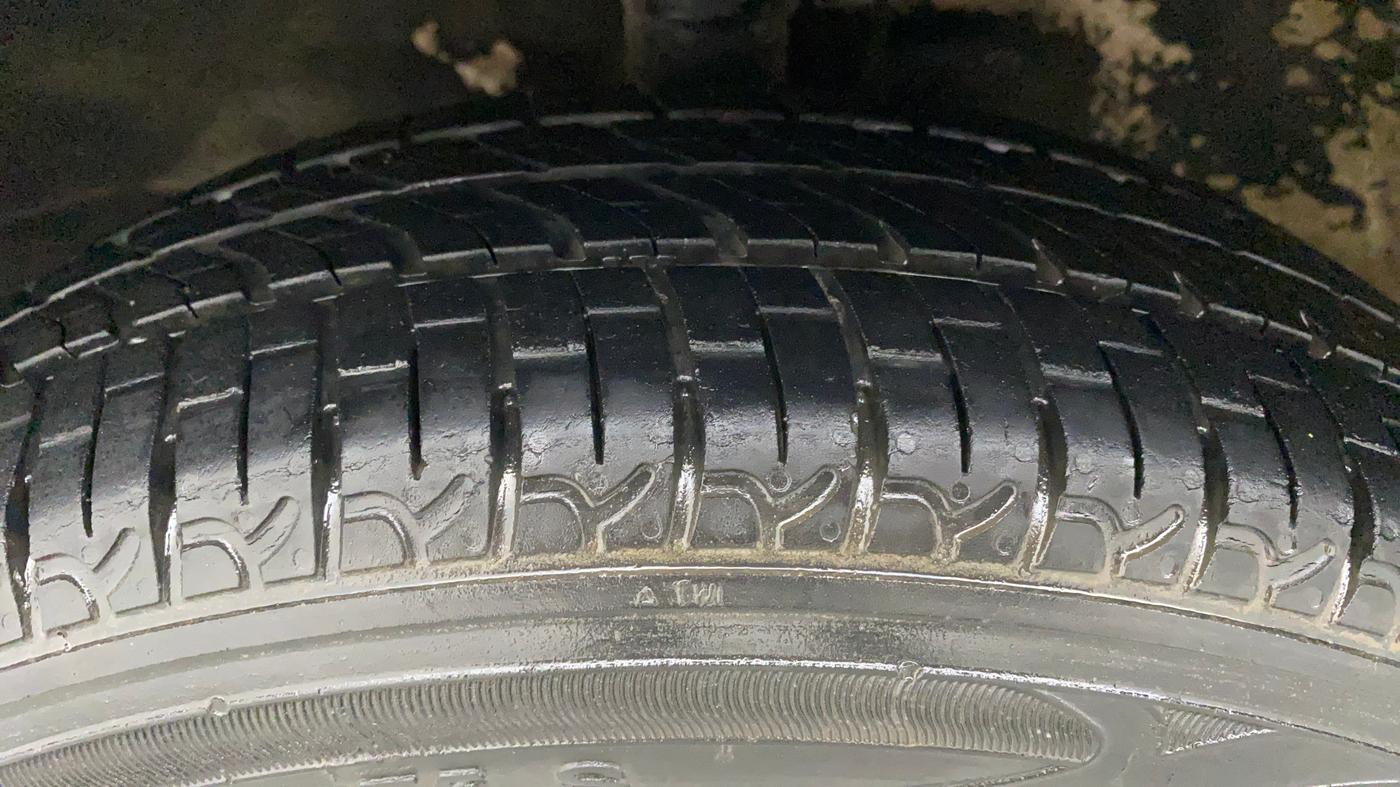 2015 Maruti Wagon R 1.0 VXI, Petrol, Manual, 70,766 km, Left Front Tyre Tread
