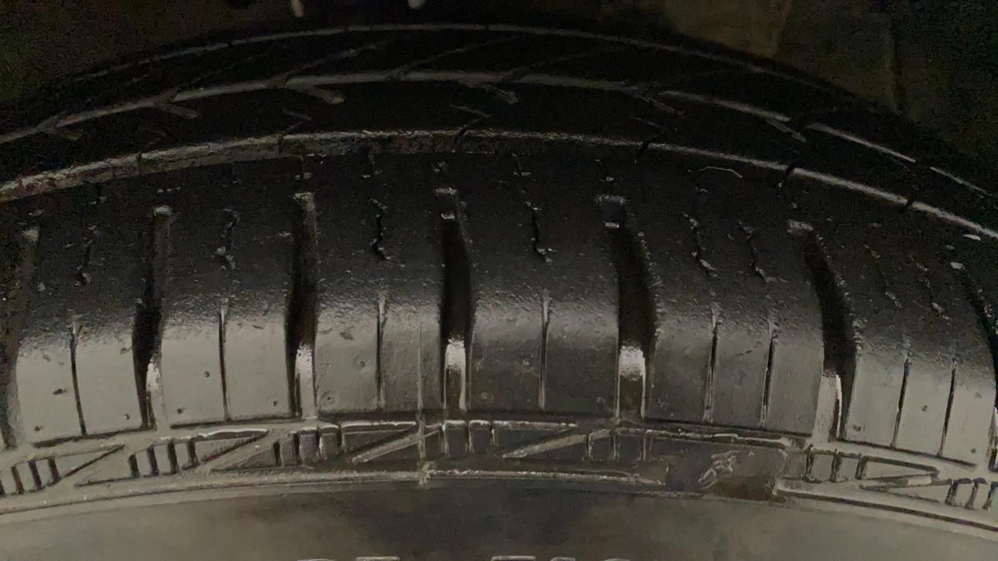 2014 Maruti Swift VXI, Petrol, Manual, 43,613 km, Right Front Tyre Tread