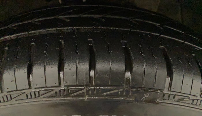 2014 Maruti Swift VXI, Petrol, Manual, 43,613 km, Right Front Tyre Tread