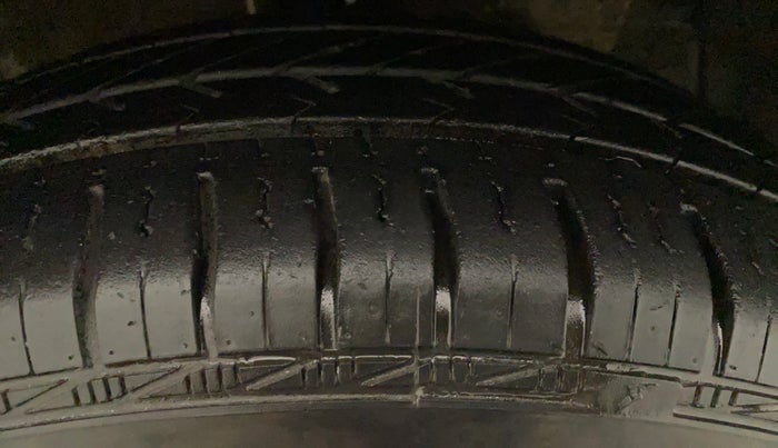 2014 Maruti Swift VXI, Petrol, Manual, 43,613 km, Left Rear Tyre Tread