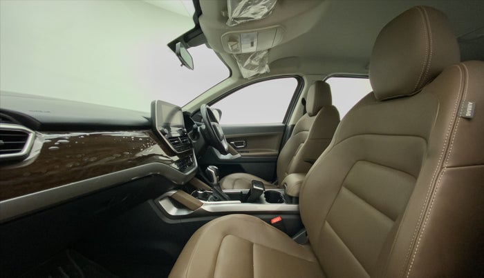 2021 Tata Harrier XZA 2.0L, Diesel, Automatic, 23,892 km, Right Side Front Door Cabin
