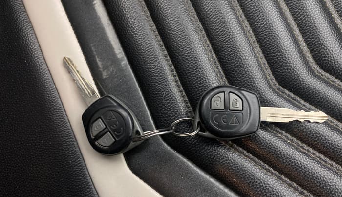 2020 Maruti Vitara Brezza LXI, Petrol, Manual, 72,193 km, Key Close Up