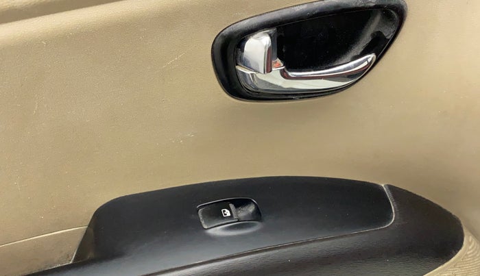 2011 Hyundai i10 SPORTZ 1.2 AT, Petrol, Automatic, 70,932 km, Left front window switch / handle - Switch/handle not functional