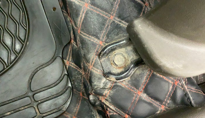 2011 Hyundai i10 SPORTZ 1.2 AT, Petrol, Automatic, 70,932 km, Front left seat (passenger seat) - Seat adjuster makes minor noise
