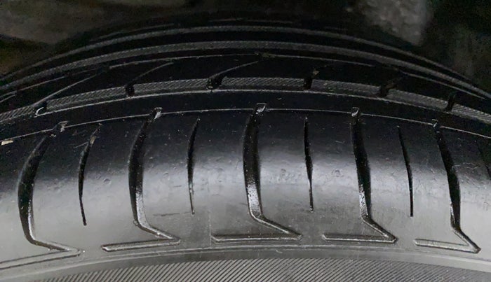 2015 Toyota Corolla Altis VL AT, Petrol, Automatic, 85,879 km, Left Rear Tyre Tread