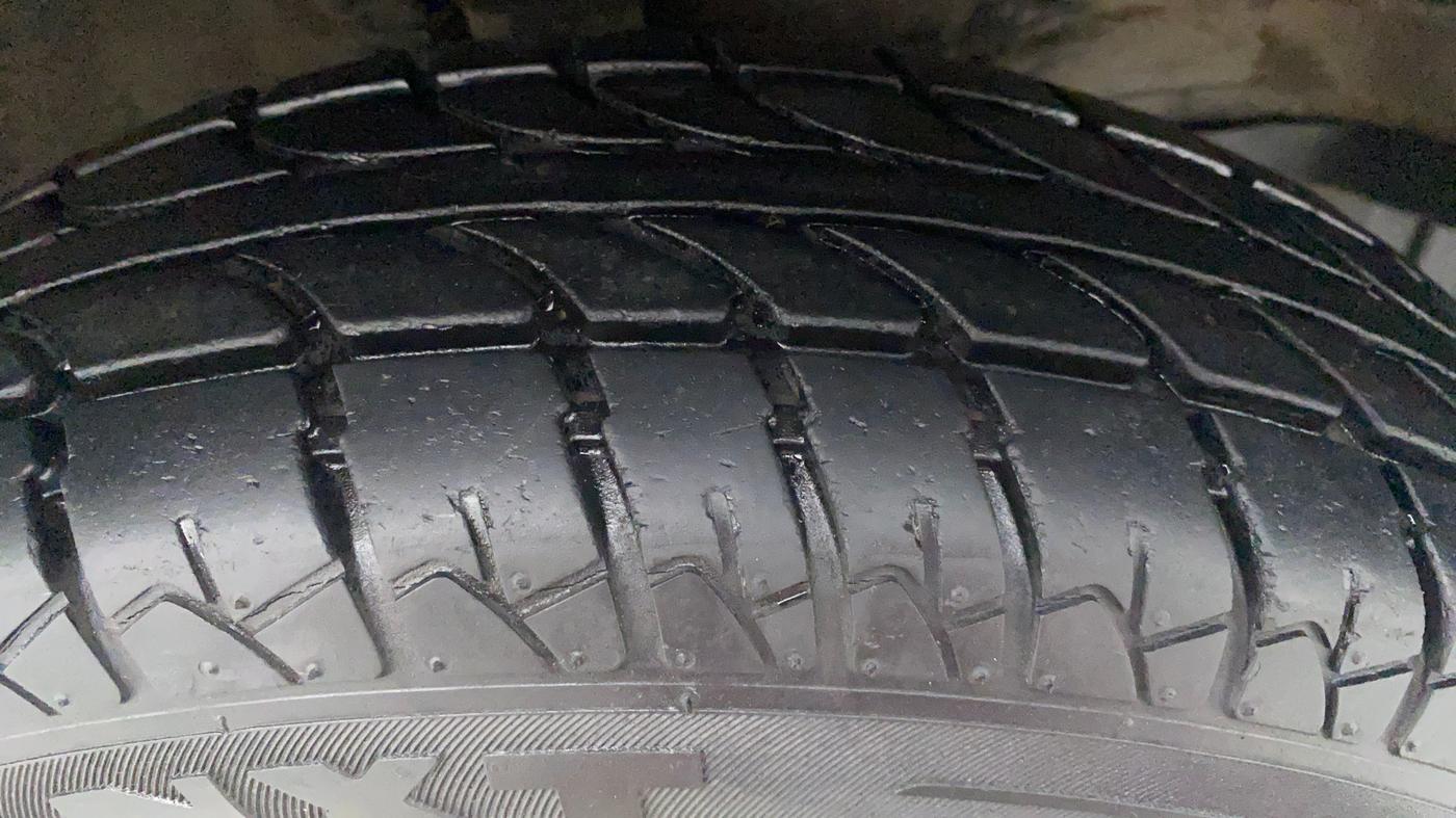 2017 Maruti Wagon R 1.0 LXI CNG, CNG, Manual, 10,728 km, Right Front Tyre Tread
