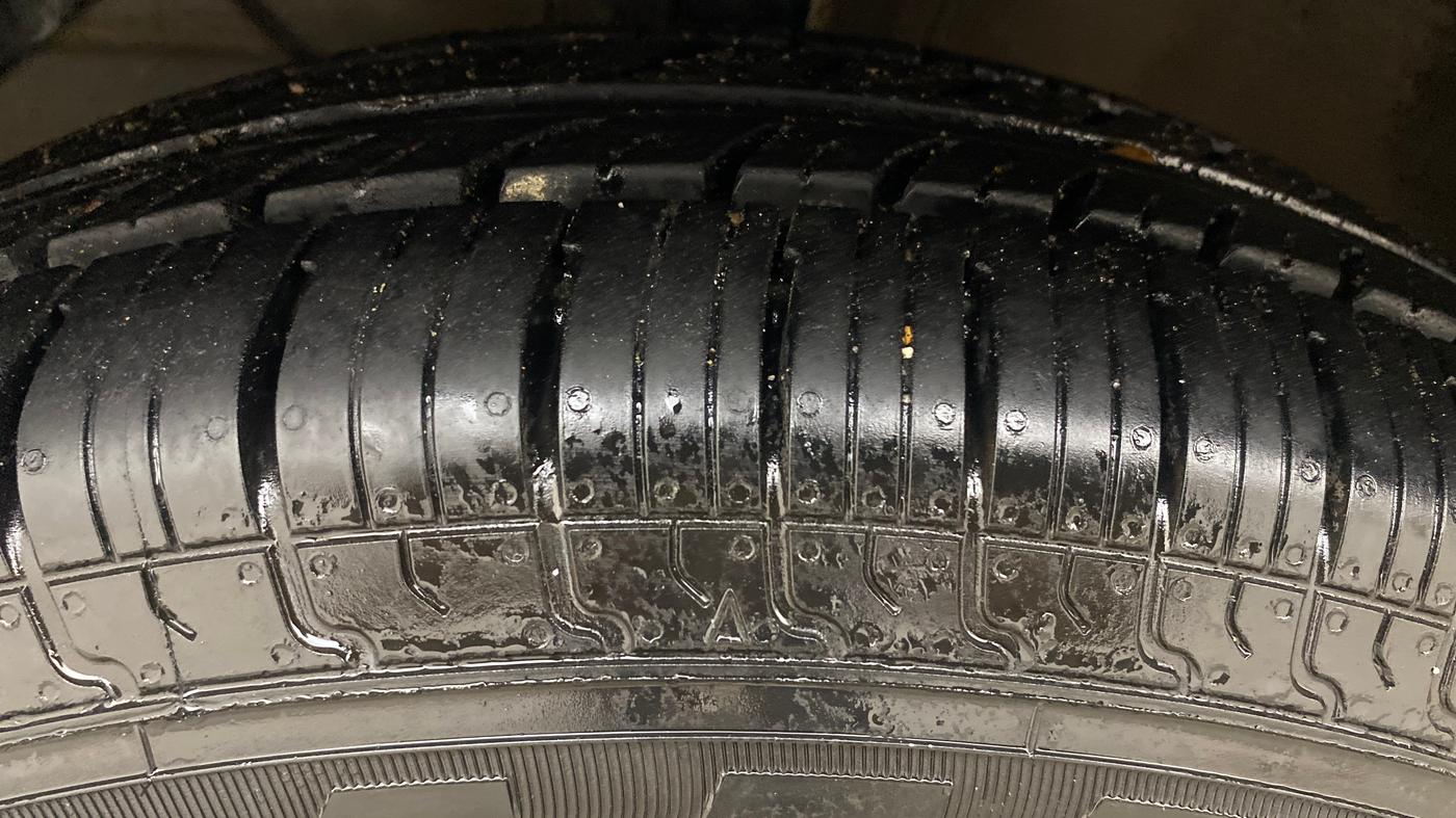 2018 Maruti Dzire VXI AMT, Petrol, Automatic, 88,575 km, Left Front Tyre Tread
