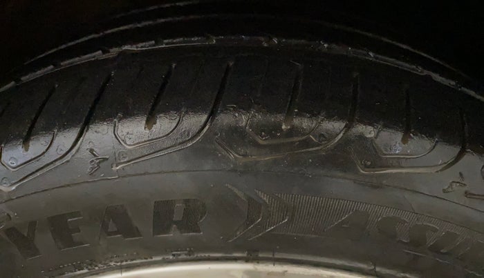 2014 Volkswagen Polo HIGHLINE1.2L, Petrol, Manual, 58,923 km, Right Front Tyre Tread