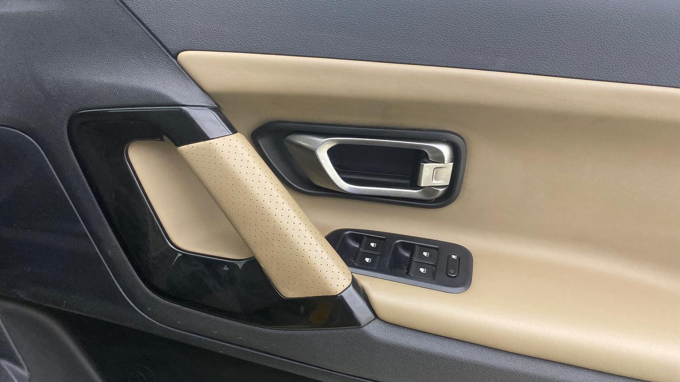 2022 Tata Safari XZA PLUS 6S KAZIRANGA, Diesel, Automatic, 1,15,579 km, Driver Side Door Panels Control