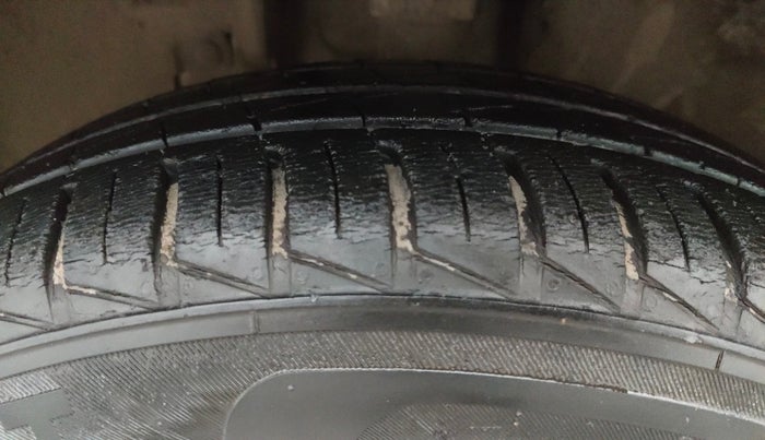 2021 Renault Kwid CLIMBER 1.0 AMT (O), Petrol, Automatic, 34,062 km, Left Front Tyre Tread