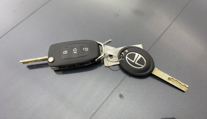 2018 Tata NEXON XMA PETROL, Petrol, Automatic, 72,421 km, Key Close Up