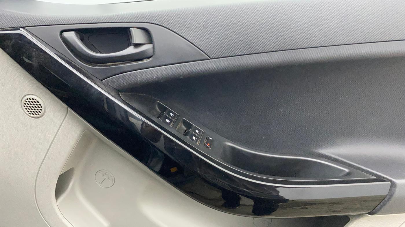 2018 Tata NEXON XMA PETROL, Petrol, Automatic, 72,421 km, Driver Side Door Panels Control
