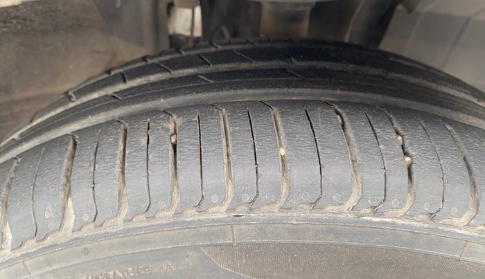 2021 Renault TRIBER RXZ AMT, Petrol, Automatic, 18,702 km, Right Front Tyre Tread