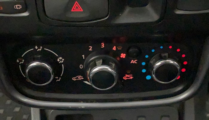 2013 Renault Duster 85 PS RXE DIESEL, Diesel, Manual, 68,896 km, AC Unit - Directional switch has minor damage