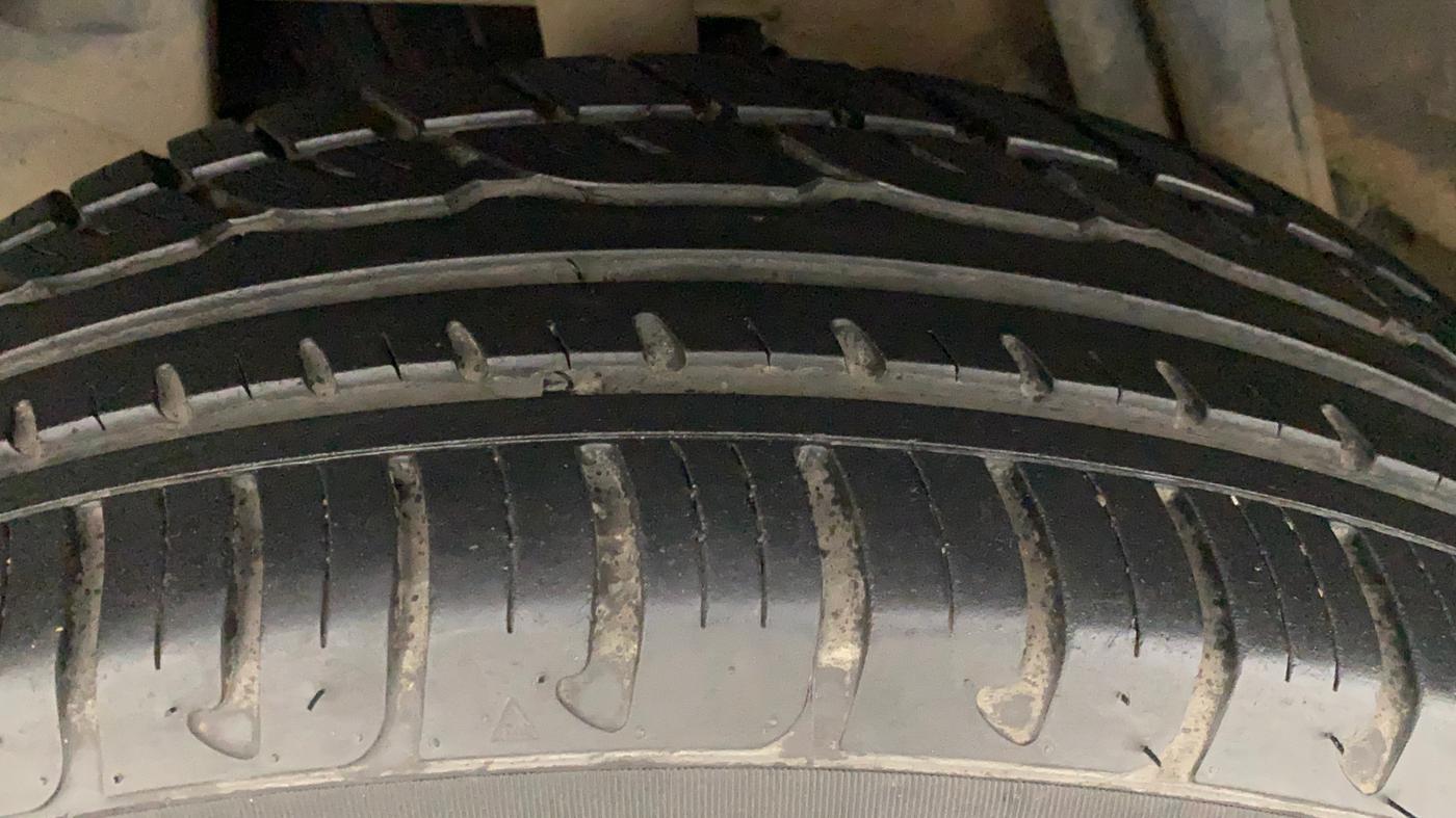 2013 Renault Duster 85 PS RXE DIESEL, Diesel, Manual, 68,896 km, Right Rear Tyre Tread