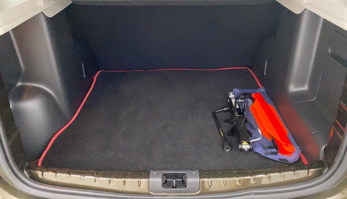 2018 Renault Duster RXS CVT 106 PS, Petrol, Automatic, 17,200 km, Boot Inside