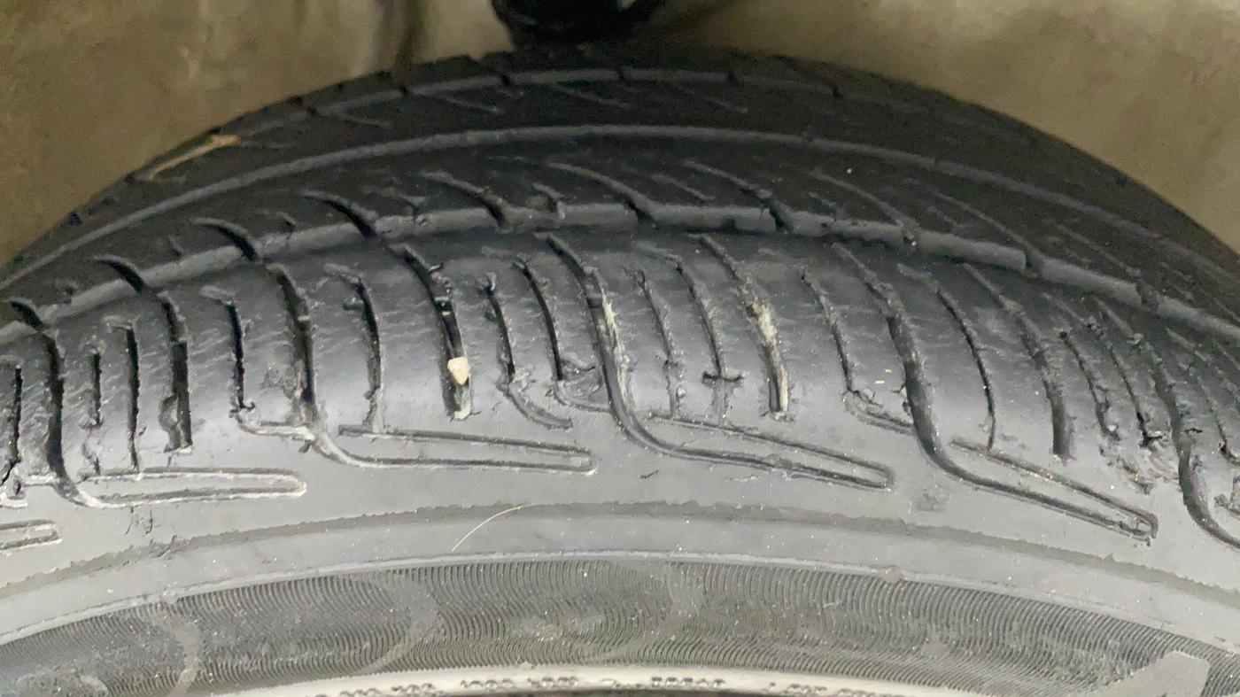 2010 Maruti Wagon R VXI MINOR, Petrol, Manual, 40,043 km, Right Front Tyre Tread