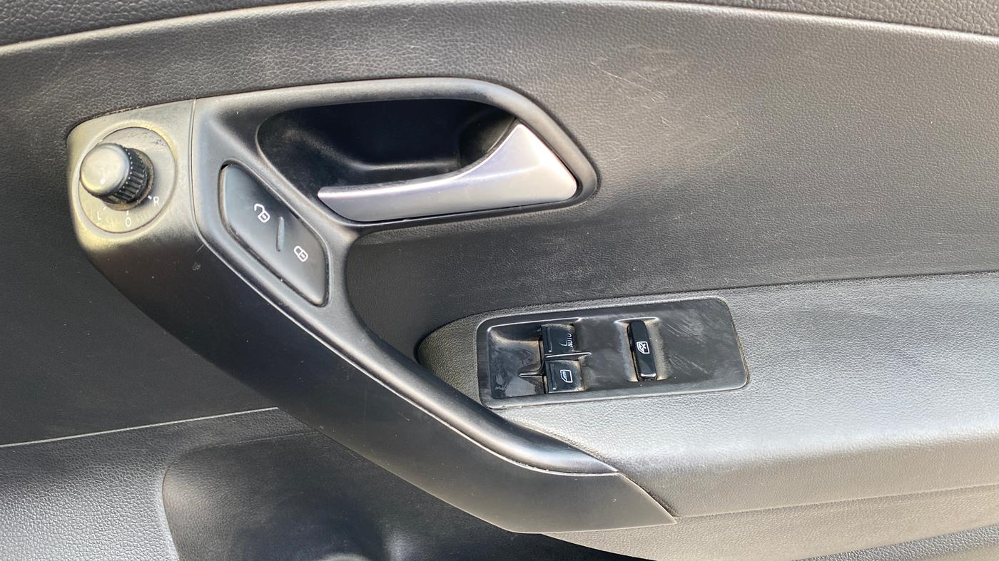 2018 Volkswagen Ameo COMFORTLINE 1.0L, Petrol, Manual, 85,169 km, Driver Side Door Panels Control