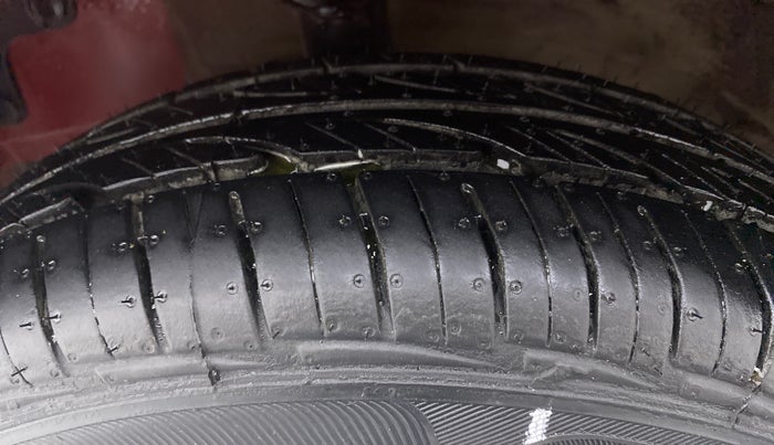 2016 Hyundai Eon ERA PLUS, Petrol, Manual, 28,786 km, Left Front Tyre Tread