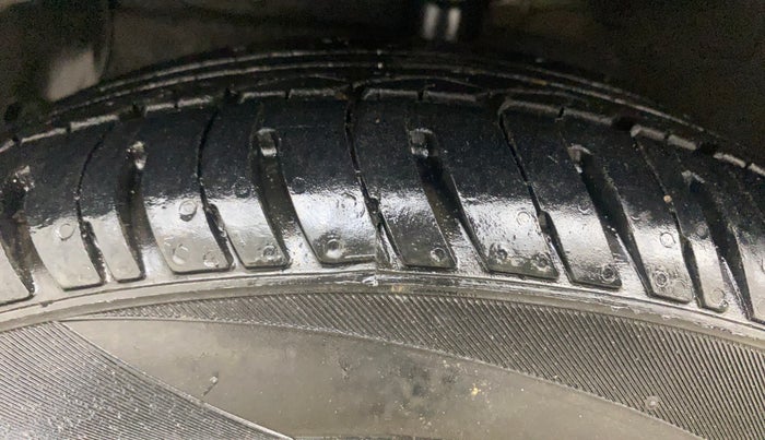 2014 Hyundai Grand i10 SPORTZ 1.2 KAPPA VTVT, Petrol, Manual, 28,456 km, Left Front Tyre Tread