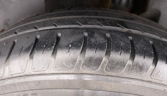 2018 Maruti Swift VXI D, Petrol, Manual, 22,669 km, Left Rear Tyre Tread