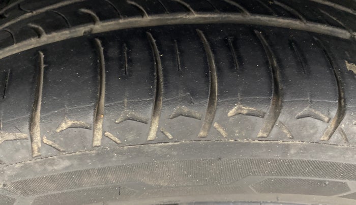 2017 Volkswagen Ameo COMFORTLINE 1.5 AT, Diesel, Automatic, 69,978 km, Left Front Tyre Tread