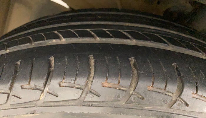 2017 Maruti Baleno DELTA PETROL 1.2, Petrol, Manual, 39,277 km, Left Front Tyre Tread