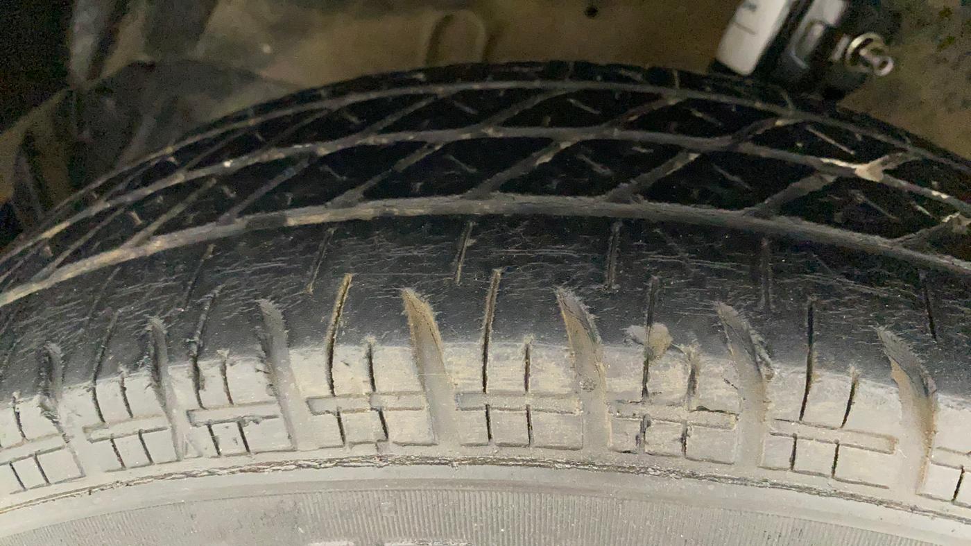 2015 Maruti Swift LXI (O), Petrol, Manual, 65,365 km, Left Front Tyre Tread