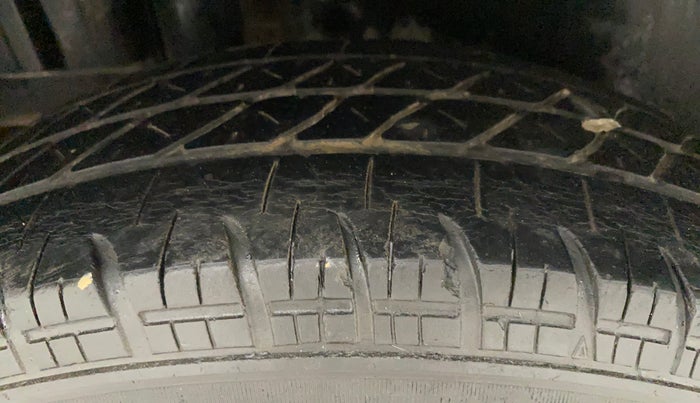 2015 Maruti Swift LXI (O), Petrol, Manual, 65,365 km, Right Rear Tyre Tread