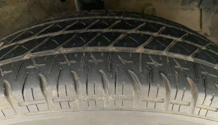 2015 Maruti Swift LXI (O), Petrol, Manual, 65,365 km, Right Front Tyre Tread
