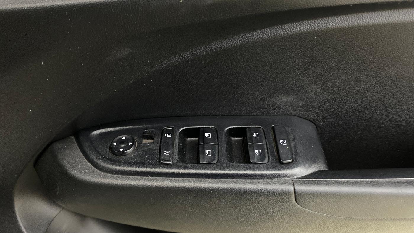 2019 Hyundai VENUE S 1.2, Petrol, Manual, 56,559 km, Driver Side Door Panels Control