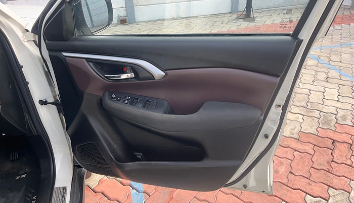 2024 Maruti Grand Vitara DELTA SMART HYBRID, Petrol, Manual, 14,199 km, Driver Side Door Panels Control