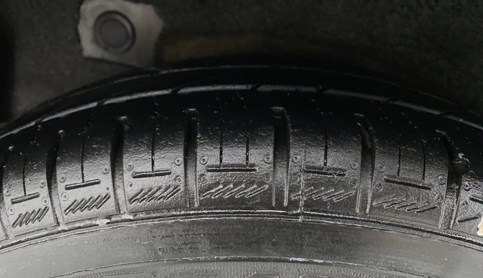 2011 Hyundai i10 MAGNA 1.1 IRDE2, CNG, Manual, 52,583 km, Right Rear Tyre Tread