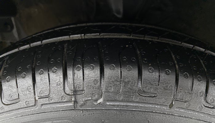 2011 Hyundai i10 MAGNA 1.1 IRDE2, CNG, Manual, 52,583 km, Left Front Tyre Tread