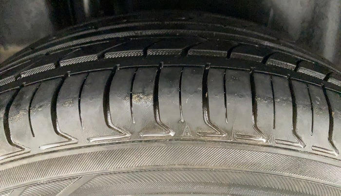 2018 Maruti Ciaz SIGMA 1.5 SHVS MT  PETROL, Petrol, Manual, 80,349 km, Right Rear Tyre Tread