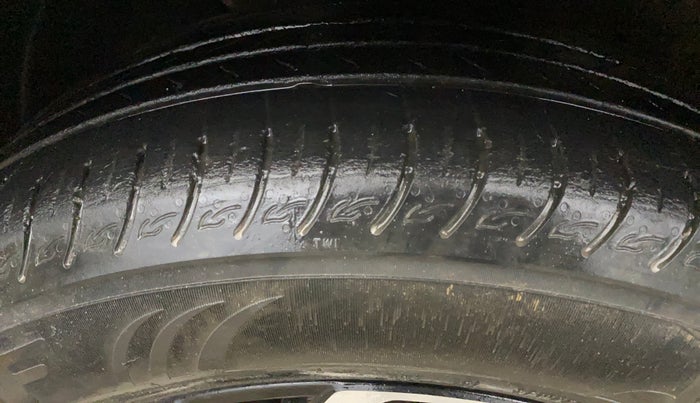 2023 KIA CARENS LUXURY PLUS 1.5 IMT PETROL, Petrol, Manual, 26,768 km, Left Front Tyre Tread