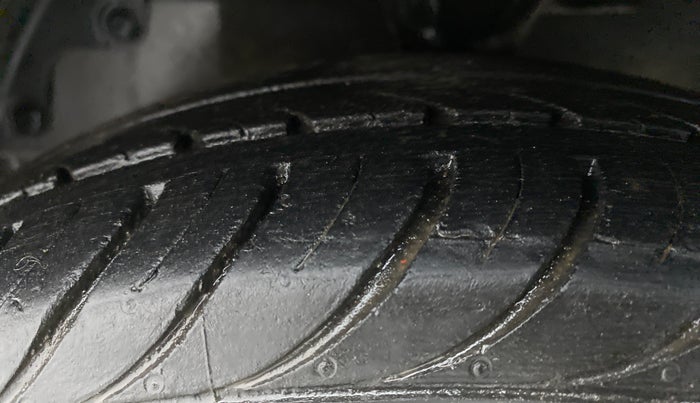 2015 Hyundai Eon MAGNA PLUS, Petrol, Manual, 29,310 km, Left Front Tyre Tread