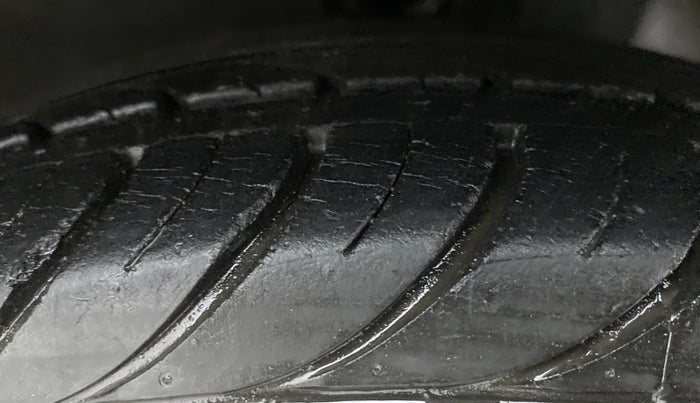 2015 Hyundai Eon MAGNA PLUS, Petrol, Manual, 29,310 km, Right Front Tyre Tread