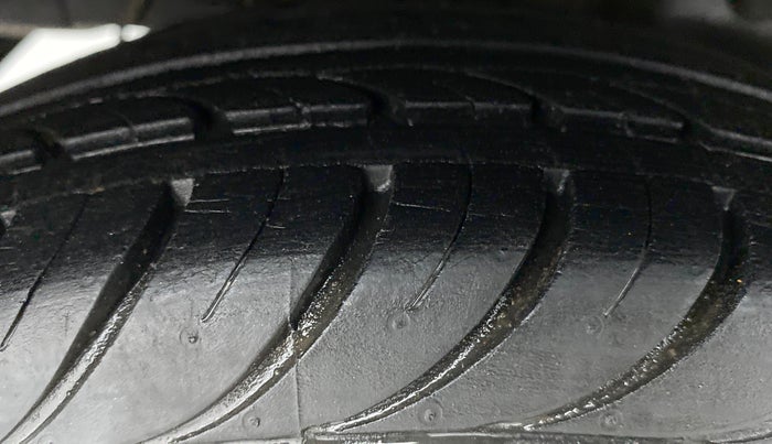 2015 Hyundai Eon MAGNA PLUS, Petrol, Manual, 29,310 km, Right Rear Tyre Tread