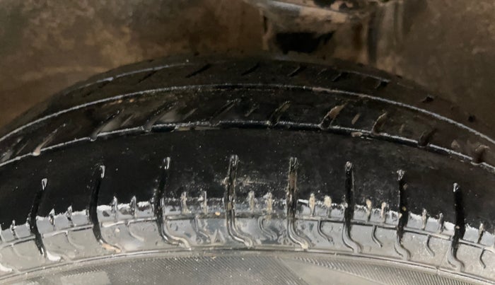 2016 Maruti Alto 800 LXI CNG AIRBAG, CNG, Manual, 64,405 km, Left Front Tyre Tread