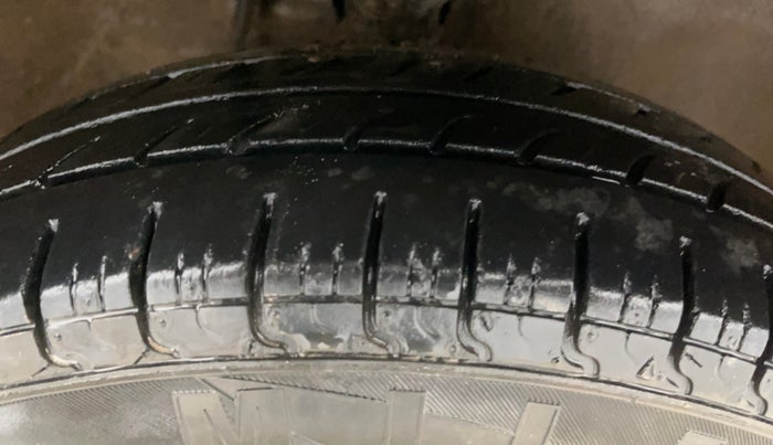 2016 Maruti Alto 800 LXI CNG AIRBAG, CNG, Manual, 64,405 km, Right Front Tyre Tread