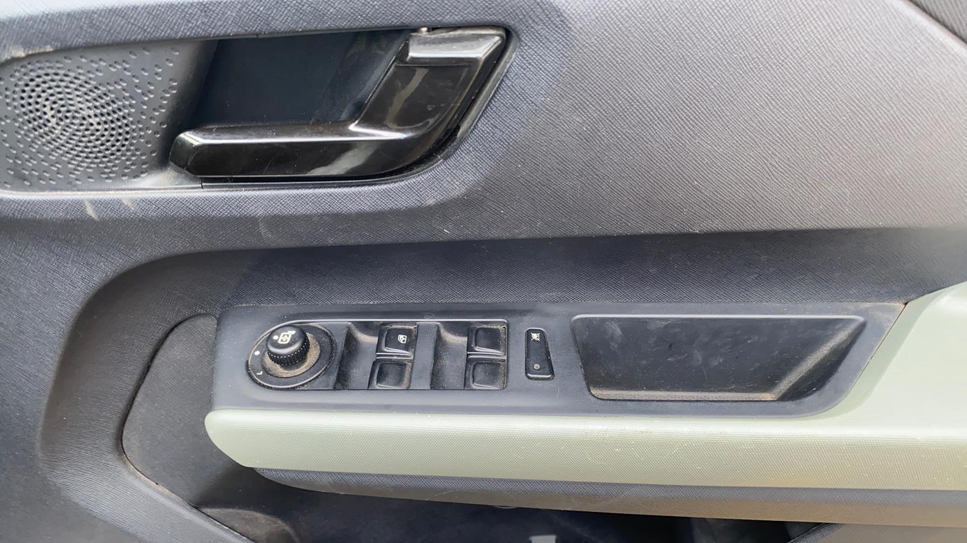 2023 Tata PUNCH ADVENTURE AMT, CNG, Automatic, 26,328 km, Driver Side Door Panels Control