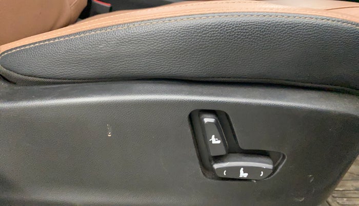 2023 MG HECTOR PLUS SHARP PRO 1.5 PETROL TURBO CVT 6 STR, Petrol, Automatic, 35,383 km, Driver Side Adjustment Panel