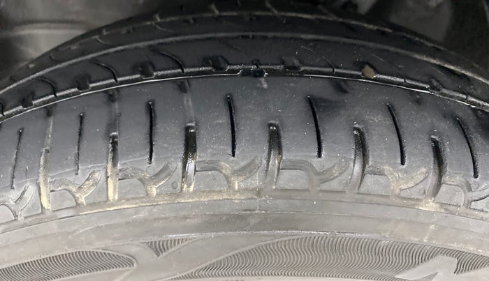 2014 Maruti Wagon R Stingray VXI, Petrol, Manual, 50,467 km, Left Front Tyre Tread