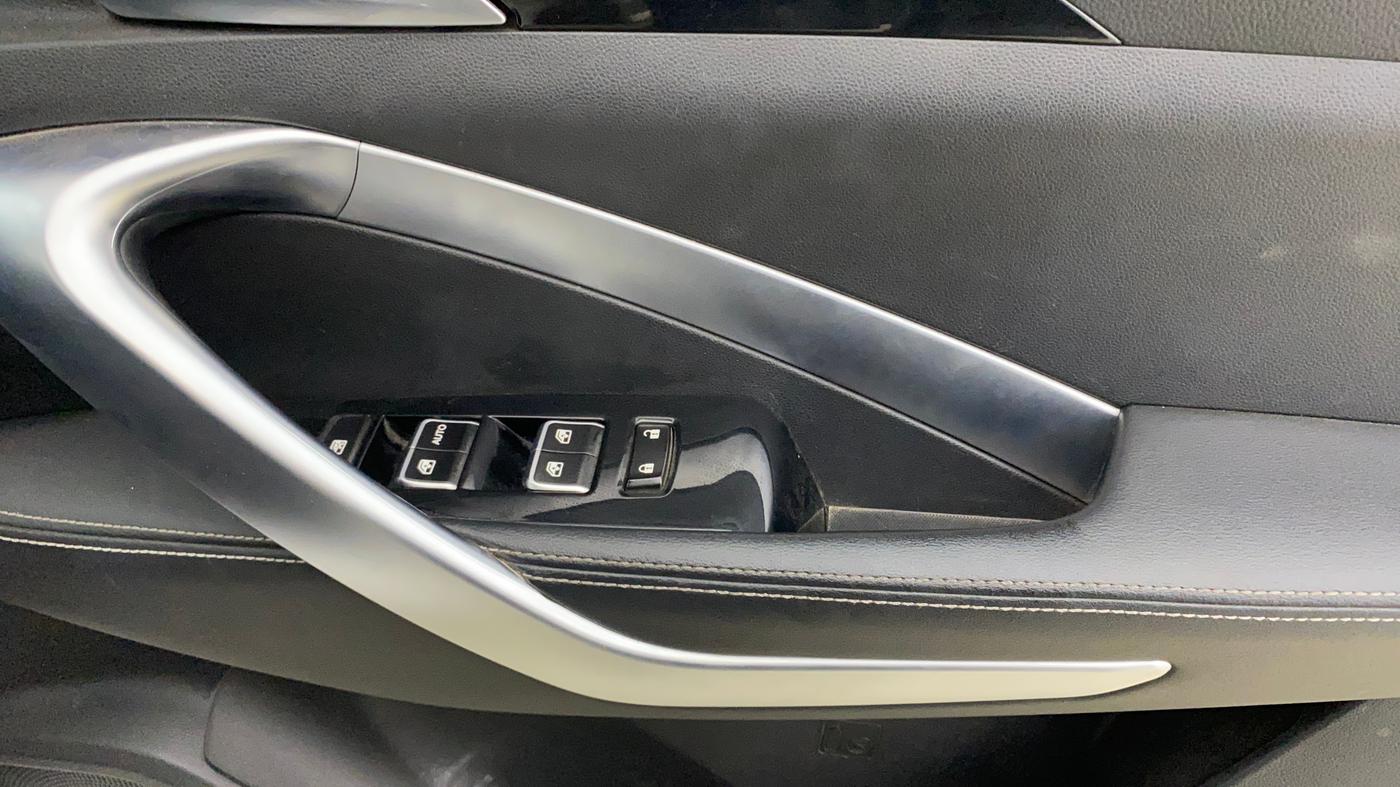 2020 MG HECTOR SMART 1.5 DCT PETROL, Petrol, Automatic, 50,644 km, Driver Side Door Panels Control